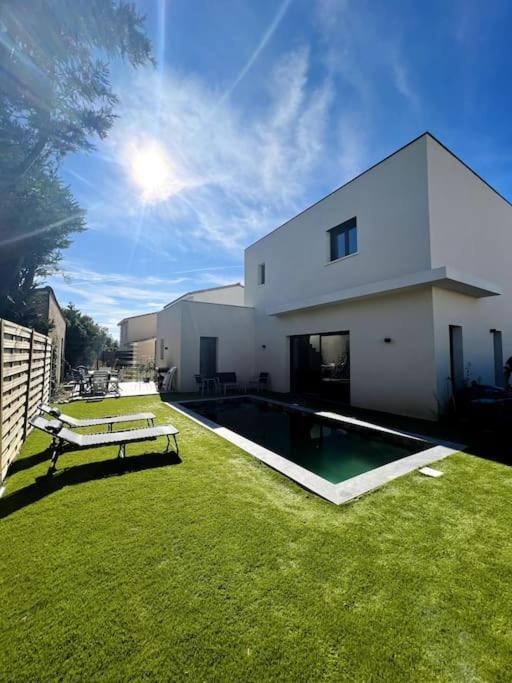 Detente Et Plaisir : Moderne Avec Piscine