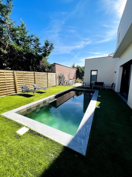 Detente Et Plaisir : Moderne Avec Piscine Villa