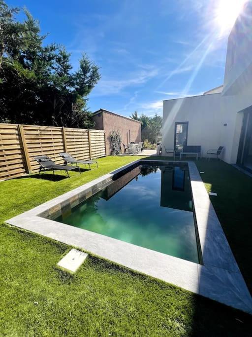 Detente Et Plaisir : Moderne Avec Piscine